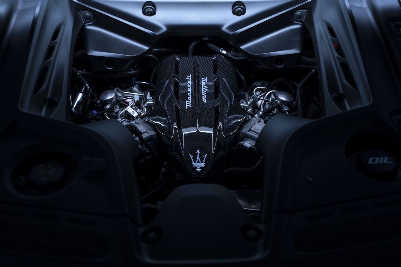 07_MCPURA 搭載 Maserati 自主研發的 Nettuno 海王星 3.0L V6 雙渦輪增壓引擎，將賽道科技導入量產車領域